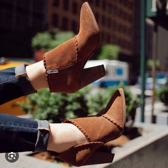 New in Box Vince Camuto Lamorna Seed Brown Asymmetrical Ankle Booties Boots - Picture 2 of 14